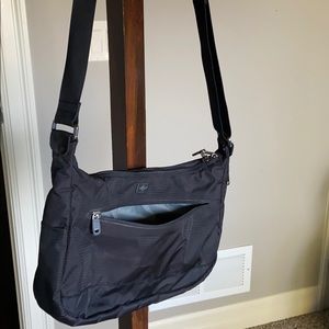 Travel adjustable strap bag